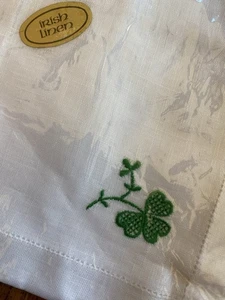 Pañuelo de lino irlandés de colección blanco con trinebol bordado verde nuevo stock antiguo - Imagen 1 de 4
