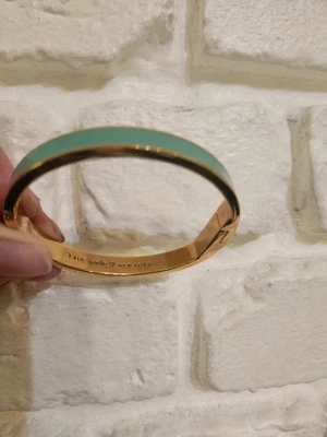 Brazalete Kate Spade con bisagras dorado y menta "como hotcakes" Foto 1 de 4