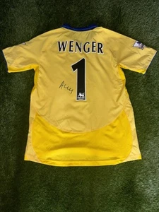 ARSENE WENGER ARSENAL FC LEYENDA GENUINO FIRMADO A MANO CERTIFICADO DE AUTENTICIDAD - Imagen 1 de 3