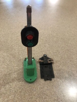 LIONEL TRAINS #153  BLOCK SIGNAL with TRACK CONTACTOR - Image 1 of 4