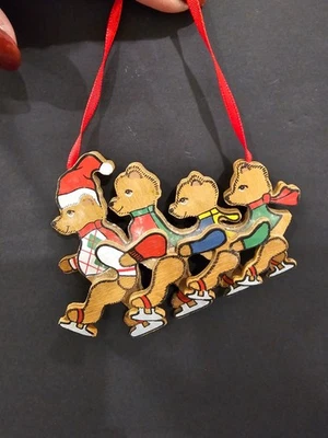 Oso de peluche de madera 3D vintage Kurt Adler familia patinaje sobre hielo adorno de Navidad Foto 1 de 4
