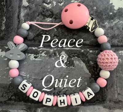 PEACE & QUIET Personalisierter Schnullerclip | Schnullerkette aus Holz | Hase | rosa | grau | Mädchen Hase