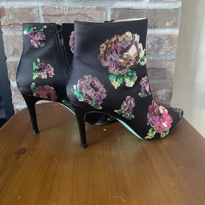 Botas Betsey Johnson Talla 8.5 Botín Punta Tacones Coper Lentejuelas Negro Cremallera Foto 1 de 4