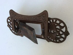 Antiguo mango de metal ornamentado para baúl o tocador con detalle de placa de cobre - Imagen 1 de 2