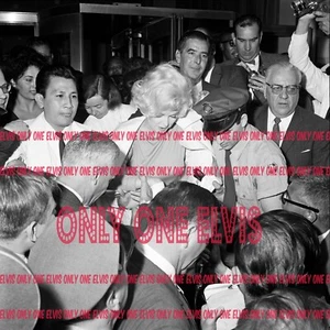 1961 Sexy Foto de Marilyn Monroe al salir del Hospital Policlínico de la Ciudad de Nueva York - Imagen 1 de 1