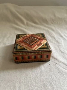 Pequeña caja de joyería vintage indio azteca occidental hecha a mano rojo naranja marrón verde - Imagen 1 de 9