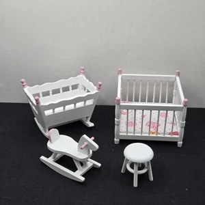 BABYZIMMER KINDERZIMMER Rosa Weiß Holz Puppenhaus Möbel Krippe Laufstall Stuhl Set - Bild 1 von 16
