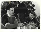 1990 Press Photo Hockey Player Paul Fenton & Children Wrap Christmas Presents