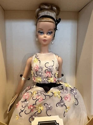 Muñeca de piedra de seda vestido de cóctel clásico Mattel DGW56 Foto 1 de 2