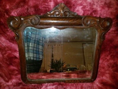 Espejo biselado antiguo con marco de madera de tigre 22 1/2 pulgadas de alto 26 pulgadas de ancho. Original  Foto 1 de 4