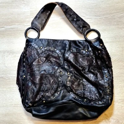 Bolso de mano de herradura con tachuelas recortado de cuero de diseñador BETSEY JOHNSON Foto 1 de 4