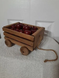 Carro de madera de 8" lleno de 34 manzanas de madera - Imagen 1 de 11