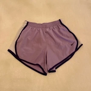 NIKE DRI-FIT LAVENDER/DARK PURPLE TRIM ATHLETIC GIRLS SHORTS SZ LARGE - Picture 1 of 6