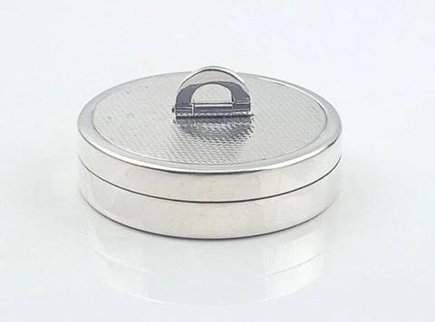 VINTAGE ENGINE TURNED GILT LINED HINGED HANDLED PILL BOX BY ASPREY LONDON 1958 Cover
