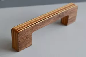 Manija de muebles madera contrachapada de nogal - acabado de madera de haya central mango de muebles a medida 96 mm - Imagen 1 de 4