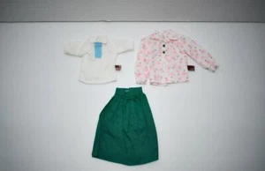 Ropa de muñeca Jordache vintage 11,5" 2 tops y falda excelente estado - Imagen 1 de 3