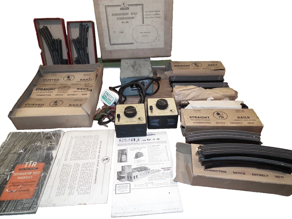 TRIX TTR TRACK SET & EXTRA TRACK TRANSFORMER & CONTROLLERS X 2 BOOKS OO GAUGE - Image 1 of 4