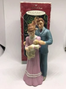 1998 Hallmark Keepsake Ornament Neuankunft. QX6306 - Bild 1 von 8