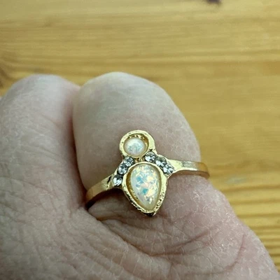 Anillo Chapado en Oro Talla 7.75 con Ópalo Pera Doblete Redondo Ópalo y Estrás Anillo Foto 1 de 4