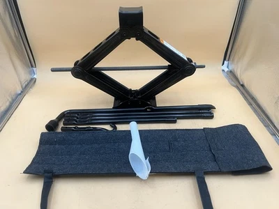 KIT DE HERRAMIENTAS Y GATO DE NEUMÁTICO DE REPUESTO DE EMERGENCIA FORD F150 2021-2024 CON LLAVE FABRICANTE DE EQUIPOS ORIGINALES. Foto 1 de 4