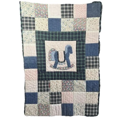 "Colcha para bebé hecha a mano 25x36"" retazos caballo mecedor a cuadros algodón colgante de pared" Foto 1 de 4