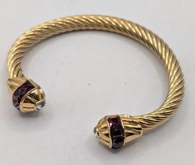 Brazalete de metal dorado estilo cuerda retorcida con tapas cubiertas de diamantes de imitación Foto 1 de 4