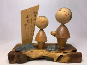 Kokeshi Pair Diorama Standing on Shore with Two Rocks & Signboard Japanese - Picture 1 of 4