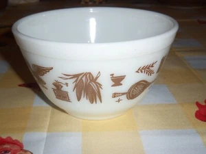 Bonito tazón mezclador Pyrex Early American Nesting # 401 Eagle marrón y blanco años 60 - Imagen 1 de 4