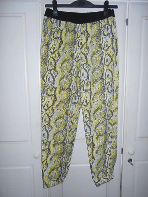Pantalón estilo jogger con estampado de serpiente negro/blanco/amarillo French Connection - UK10 Foto 1 de 4
