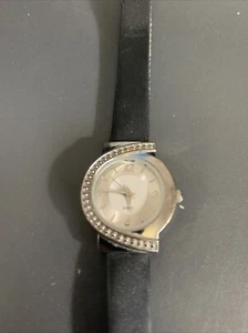 Vintage SLE Damen Quarzuhr silbernes Zifferblatt schwarzes Band - funktioniert AUSVERKAUF - Bild 1 von 4