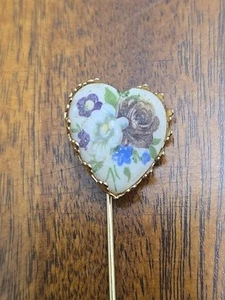 Sombrero floral vintage con palo de solapa tono dorado de 2,75" en forma de corazón - Imagen 1 de 5