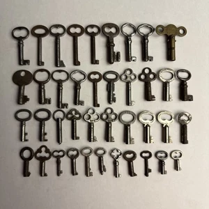 Lot of 40 Antique Vintage Small Mostly Open Barrel Skelton Keys Keepsake Dresser - Bild 1 von 17