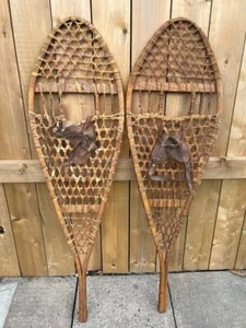 ZAPATOS DE NIEVE ANTIGUOS GENIALES 48" de largo x 14" de ancho fijaciones de cuero ZAPATOS DE NIEVE DECORATIVOS - Imagen 1 de 2