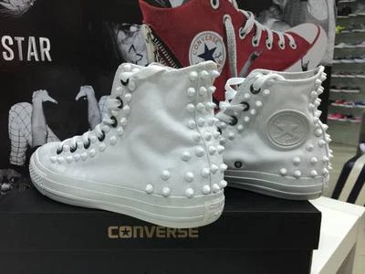 Converse Bianche Alte personalizzate con borchie a punta Bianche ceramica - Immagine 1 di 2