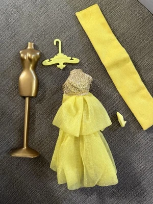 Muñeca Dawn De Colección 1970 y Vestido Dorado Brillo Remolino #721 Chal Forma Vestido Foto 1 de 4