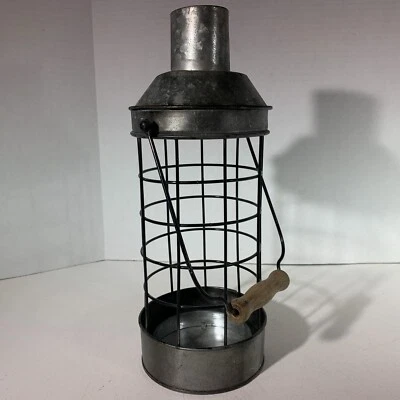 Круглый оловянный металлический подсвечник в клетке в деревенском примитивистском стиле - Изображение 1 из 4