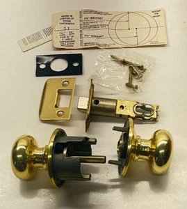Schlage Door Knob Bright Brass 605 Passage Latch PLY F10 2 3/8 & 2 3/4 BS NOS - Picture 1 of 5