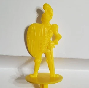 1960 PEOPLE 1 Knight Armor Buried Treasure Plastic Ice Cream Stick yellow color - Picture 1 of 2