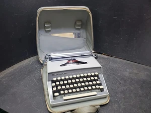 Remington Travel-Riter DELUXE Typewriter with Case (NOT TESTED) - Picture 1 of 11