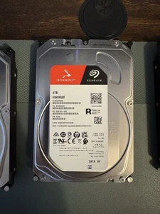 Seagate 4TB IronWolf NAS Festplatte 3,5" SATA 6GB/s 5400RPM 256MB ST4000VN006 - Bild 1 von 1