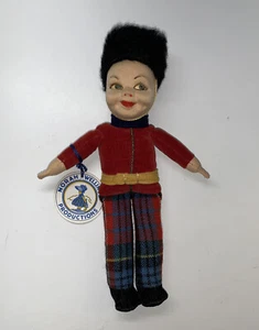 De Colección Norah Wellings Tela Niño Muñeca Negro Sombrero a Cuadros Pantalones Abrigo Rojo Ojos Azules - Imagen 1 de 12