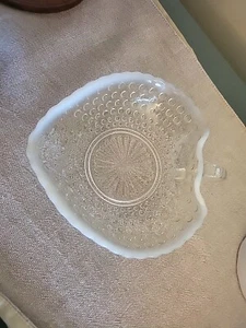 Plato de caramelo/tuerca opalescente blanco transparente Fenton de colección borde volante - Imagen 1 de 4