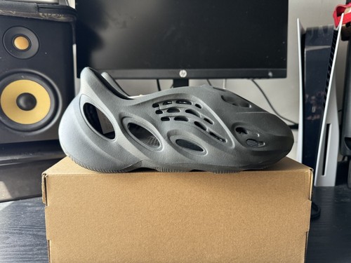 Adidas Yeezy Foam Rnnr Carbon UK 9 Nuovissima di zecca Consegna rapida