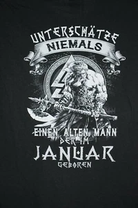 UNTERSCHATZE NIEMALS EINEN ALTEN MANN DER IM JANUAR GEBOREN T-Shirt Large, Black - Picture 1 of 4