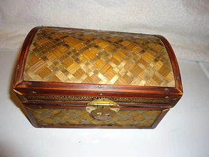 BEAUTIFUL WOODEN TREASURE CHEST..GREAT FOR KNICKNAKS/STORAGE/FLORAL.5"X7"X4 1/2" - Picture 1 of 4