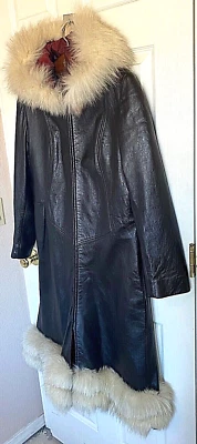 Abrigo largo con capucha de cuero recortado de piel de zorro colección de alta costura Shakespear de colección Foto 1 de 4