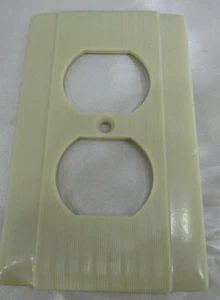 Vintage Uniline P&S CREAM Bakelite Ribbed Deco outlet Switchplate Cover - Picture 1 of 4