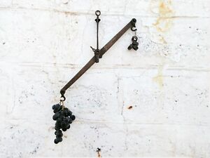 Antique échelle d'équilibre primitif poutre suspendue métal rouillé ferme décoration de jardin