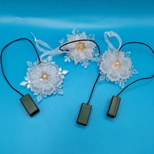 Juego de 3 adornos de copos de nieve brillantes Hallmark Wonder & Light - Imagen 1 de 15