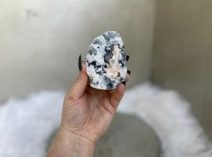 Diamante apofilita y estilbita sobre calcedonia negra - Imagen 1 de 11